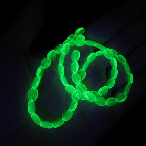 Uranium glass beads - Picture 1 of 8